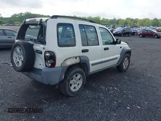 2005 Jeep Liberty Sport z VIN 1J4GK48K75W530535, wystawiony jako IAAI lot #42154934 z przebiegiem 132 637 mil mil oraz . Historia ofert i sprzedaży dostępna na DreamBid. Obrazek 4.
