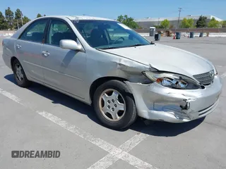 2003 Toyota Camry LE z VIN 4T1BF30K93U555189, wystawiony jako IAAI lot #42086826 z przebiegiem 120 840 mil mil oraz . Historia ofert i sprzedaży dostępna na DreamBid. Obrazek 1.