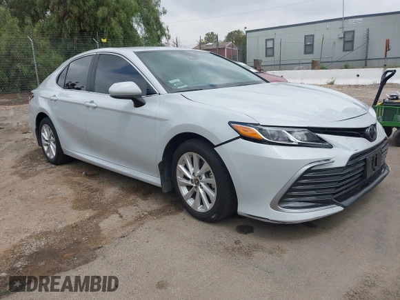 2024 Toyota Camry LE z VIN 4T1C11AK9RU228788, wystawiony jako IAAI lot #42108189 z przebiegiem 26 359 mil mil oraz . Historia ofert i sprzedaży dostępna na DreamBid. Obrazek 1.