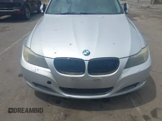 2011 BMW 3 Series 328i xDrive z VIN WBAPK5G5XBNN29191, wystawiony jako IAAI lot #42367812 z przebiegiem 155 821 mil mil oraz . Historia ofert i sprzedaży dostępna na DreamBid. Obrazek 6.
