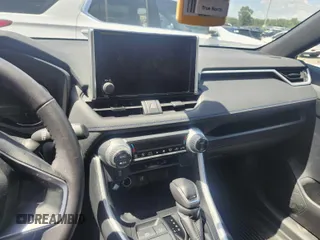 2024 Toyota RAV4 Hybrid SE z VIN 4T3T6RFV1RU163364, wystawiony jako IAAI lot #42748244 z przebiegiem 55 038 mil mil oraz . Historia ofert i sprzedaży dostępna na DreamBid. Obrazek 1.
