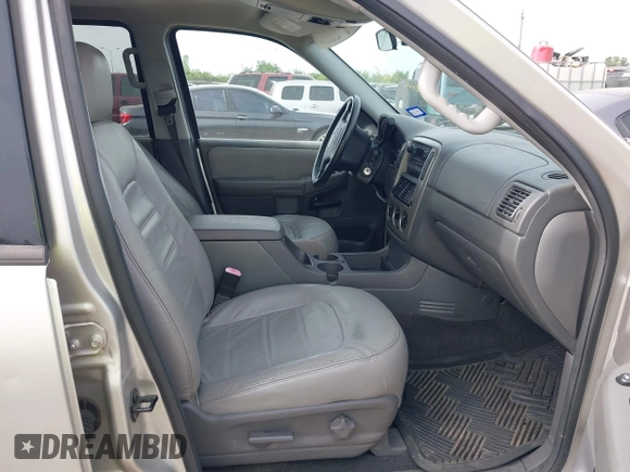 2005 Ford Explorer XLT z VIN 1FMZU63K55ZA15894, wystawiony jako IAAI lot #42262563 z przebiegiem 105 438 mil mil oraz . Historia ofert i sprzedaży dostępna na DreamBid. Obrazek 5.