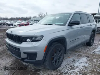 2024 Jeep Grand Cherokee Laredo z VIN 1C4RJKAG6R8527275, wystawiony jako IAAI lot #41628266 z przebiegiem 27 823 mil mil oraz . Historia ofert i sprzedaży dostępna na DreamBid. Obrazek 2.