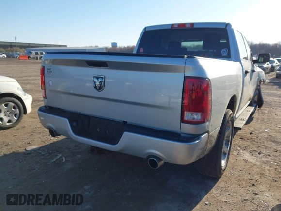 2017 Ram 1500 Express z VIN 3C6RR7KT1HG793157, wystawiony jako IAAI lot #41990661 z przebiegiem 92 038 mil mil oraz . Historia ofert i sprzedaży dostępna na DreamBid. Obrazek 4.
