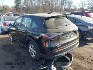 2023 Honda HR-V LX z VIN 3CZRZ1H39PM708833, wystawiony jako IAAI lot #41825121 z przebiegiem 21 395 mil mil oraz . Historia ofert i sprzedaży dostępna na DreamBid. Obrazek 3.