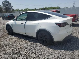 2024 Tesla Model Y Long Range z VIN 7SAYGAEE8RF211702, wystawiony jako Copart lot #58569035 z przebiegiem 8 797 mil mil oraz Szkoda całkowita • Salvage title. Historia ofert i sprzedaży dostępna na DreamBid. Obrazek 2.