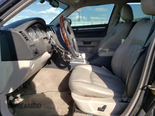 2006 Chrysler 300 C with VIN 2C3KA63H06H272552, listed as a Copart auction lot 72185684 with 105,737 mi miles and Salvage Title. Bid and sale history available at carsss.com. Image 7.