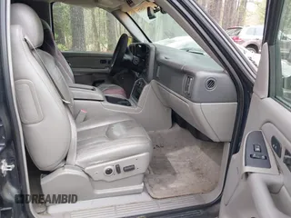 2006 Chevrolet Tahoe LS with VIN 1GNEC13T06J113532, listed as a IAAI auction lot 41955787 with 181,242 mi miles. Bid and sale history available at carsss.com. Image 5.