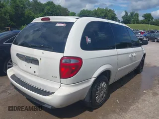 2006 Chrysler Town & Country LX z VIN 1A4GP44R16B751237, wystawiony jako IAAI lot #42276090 z przebiegiem 229 450 mil mil oraz . Historia ofert i sprzedaży dostępna na DreamBid. Obrazek 4.