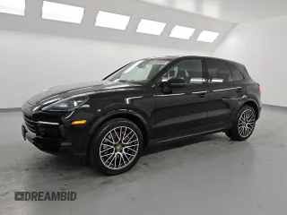 2023 Porsche Cayenne z VIN WP1AA2AY7PDA05571, wystawiony jako Copart lot #61032355 z przebiegiem 19 997 mil mil oraz Czysty tytuł • Clean title. Historia ofert i sprzedaży dostępna na DreamBid. Obrazek 1.