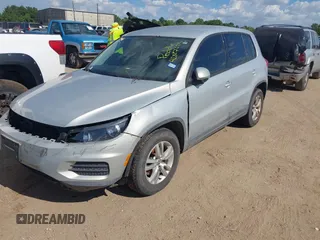 2013 Volkswagen Tiguan SE z VIN WVGBV7AX3DW502501, wystawiony jako IAAI lot #42827693 z przebiegiem 107 413 mil mil oraz . Historia ofert i sprzedaży dostępna na DreamBid. Obrazek 2.