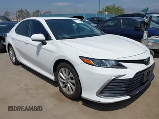 2023 Toyota Camry LE z VIN 4T1C11AK5PU090955, wystawiony jako IAAI lot #42141384 z przebiegiem 21 748 mil mil oraz . Historia ofert i sprzedaży dostępna na DreamBid. Obrazek 1.