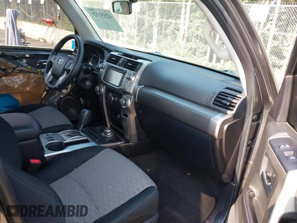 2018 Toyota 4Runner SR5 z VIN JTEBU5JR7J5490718, wystawiony jako IAAI lot #42551721 z przebiegiem 111 237 mil mil oraz . Historia ofert i sprzedaży dostępna na DreamBid. Obrazek 5.