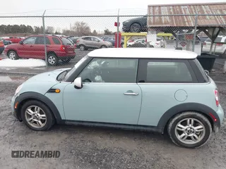 2013 MINI Hardtop z VIN WMWSU3C51DT686959, wystawiony jako IAAI lot #41020389 z przebiegiem 86 770 mil mil oraz . Historia ofert i sprzedaży dostępna na DreamBid. Obrazek 15.