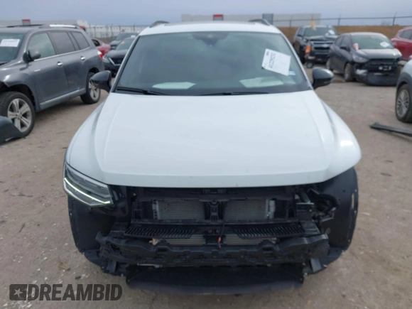 2024 Volkswagen Tiguan SE R-Line Black z VIN 3VVCB7AX7RM112446, wystawiony jako IAAI lot #41229232 z przebiegiem 6 685 mil mil oraz . Historia ofert i sprzedaży dostępna na DreamBid. Obrazek 13.