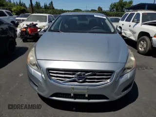 2013 Volvo S60 T5 Premier z VIN YV1612FS3D1220500, wystawiony jako Copart lot #59050505 z przebiegiem 116 584 mil mil oraz Czysty tytuł • Clean title. Historia ofert i sprzedaży dostępna na DreamBid. Obrazek 5.