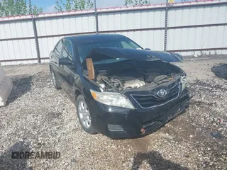2011 Toyota Camry LE z VIN 4T4BF3EK0BR150996, wystawiony jako IAAI lot #42114121 z przebiegiem 103 443 mil mil oraz . Historia ofert i sprzedaży dostępna na DreamBid. Obrazek 1.