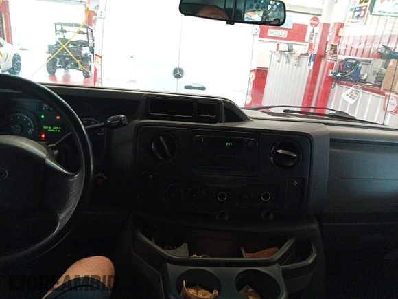 2013 Ford Econoline Cargo Commercial z VIN 1FTNE2EL2DDB26364, wystawiony jako IAAI lot #42854334 z przebiegiem 98 848 mil mil oraz . Historia ofert i sprzedaży dostępna na DreamBid. Obrazek 37.
