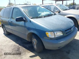 2000 Toyota Sienna LE with VIN 4T3ZF13C2YU223620, listed as a IAAI auction lot 42001445 with 208,155 mi miles. Bid and sale history available at carsss.com. Image 1.