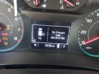 2023 Chevrolet Traverse LS z VIN 1GNERFKW2PJ238587, wystawiony jako IAAI lot #42057535 z przebiegiem 43 736 mil mil oraz . Historia ofert i sprzedaży dostępna na DreamBid. Obrazek 16.
