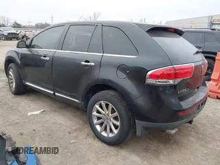 2012 Lincoln MKX z VIN 2LMDJ8JK0CBL17485, wystawiony jako IAAI lot #41697261 z przebiegiem 171 648 mil mil oraz . Historia ofert i sprzedaży dostępna na DreamBid. Obrazek 3.