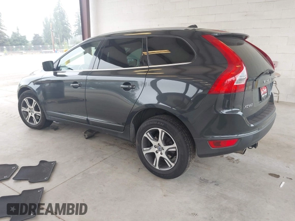 2013 Volvo XC60 T6 z VIN YV4902DZ3D2411993, wystawiony jako IAAI lot #42415587 z przebiegiem 95 303 mil mil oraz . Historia ofert i sprzedaży dostępna na DreamBid. Obrazek 3.