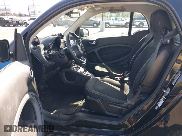 2016 Smart fortwo Passion z VIN WMEFJ5DA4GK067126, wystawiony jako IAAI lot #41559385 z przebiegiem 79 540 mil mil oraz . Historia ofert i sprzedaży dostępna na DreamBid. Obrazek 5.