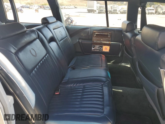 1992 Cadillac Brougham z VIN 1G6DW5474NR713140, wystawiony jako Copart lot #76990784 z przebiegiem 63 153 mil mil oraz Czysty tytuł • Clean title. Historia ofert i sprzedaży dostępna na DreamBid. Obrazek 10.