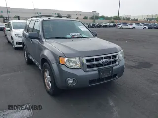 2012 Ford Escape XLT z VIN 1FMCU9D77CKB18581, wystawiony jako IAAI lot #42496358 z przebiegiem 138 799 mil mil oraz . Historia ofert i sprzedaży dostępna na DreamBid. Obrazek 1.