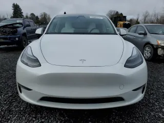 2024 Tesla Model Y Long Range with VIN 7SAYGDEE5RF115706, listed as a Copart auction lot 45002255 with 9,255 mi miles and Salvage Title. Bid and sale history available at DreamBid. Image 5.