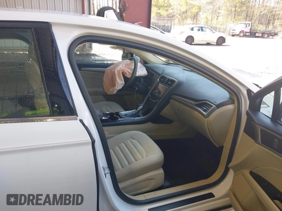 2014 Ford Fusion SE Hybrid with VIN 3FA6P0LU0ER373945, listed as a IAAI auction lot 41810533 with 82,177 mi miles. Bid and sale history available at carsss.com. Image 5.