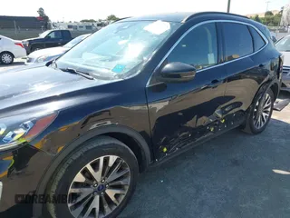 2020 Ford Escape Titanium z VIN 1FMCU9J97LUB18350, wystawiony jako IAAI lot #42574736 z przebiegiem 82 551 mil mil oraz . Historia ofert i sprzedaży dostępna na DreamBid. Obrazek 6.