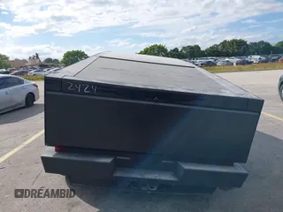 2024 Tesla Cybertruck z VIN 7G2CEHED5RA042424, wystawiony jako IAAI lot #41242343 z przebiegiem 1 222 mil mil oraz . Historia ofert i sprzedaży dostępna na DreamBid. Obrazek 17.