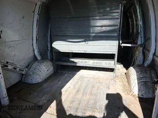 2013 Chevrolet Express Cargo z VIN 1GCWGFCA0D1142443, wystawiony jako IAAI lot #42253510 z przebiegiem 227 307 mil mil oraz . Historia ofert i sprzedaży dostępna na DreamBid. Obrazek 1.