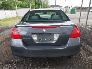 2006 Honda Accord LX z VIN 1HGCM56496A072795, wystawiony jako IAAI lot #42345980 z przebiegiem 226 480 mil mil oraz . Historia ofert i sprzedaży dostępna na DreamBid. Obrazek 16.