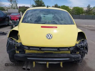 2012 Volkswagen Beetle 2.5L PZEV z VIN 3VWJP7AT7CM606721, wystawiony jako IAAI lot #42211987 z przebiegiem 103 861 mil mil oraz . Historia ofert i sprzedaży dostępna na DreamBid. Obrazek 17.
