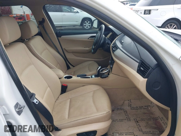 2015 BMW X1 xDrive28i z VIN WBAVL1C54FVY38101, wystawiony jako IAAI lot #41344120 z przebiegiem 130 000 mil mil oraz . Historia ofert i sprzedaży dostępna na DreamBid. Obrazek 5.