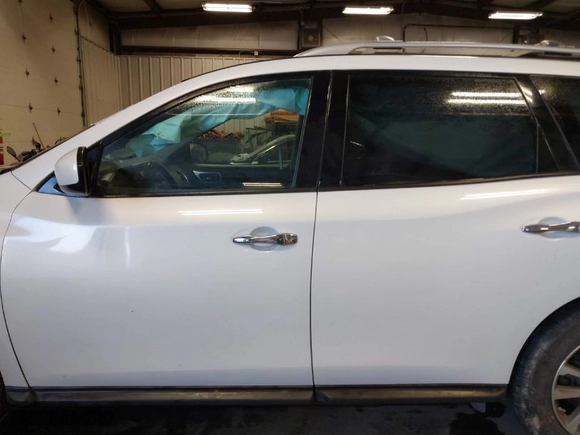 2014 Nissan Pathfinder Platinum with VIN 5N1AR2MM7EC600891, listed as a IAAI auction lot 41550566 with 204,008 mi miles. Bid and sale history available at carsss.com. Image 15.