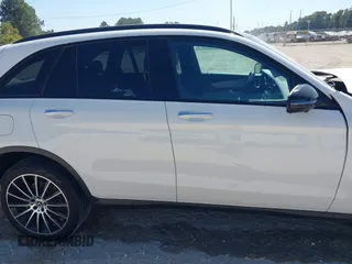 2022 Mercedes-Benz GLC with VIN W1N0G8DB8NV353854, listed as a IAAI auction lot 40655985 with 23,591 mi miles. Bid and sale history available at carsss.com. Image 13.