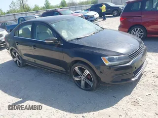 2014 Volkswagen Jetta SE z VIN 3VWD17AJ6EM285061, wystawiony jako IAAI lot #42123807 z przebiegiem 98 000 mil mil oraz . Historia ofert i sprzedaży dostępna na DreamBid. Obrazek 1.