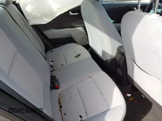 2023 Kia Rio LX z VIN 3KPA24AD4PE614445, wystawiony jako IAAI lot #41604522 z przebiegiem 15 649 mil mil oraz . Historia ofert i sprzedaży dostępna na DreamBid. Obrazek 8.