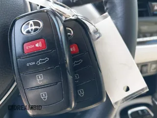 2022 Toyota Corolla Cross XLE z VIN 7MUDAABG4NV004836, wystawiony jako IAAI lot #42546573 z przebiegiem 23 821 mil mil oraz . Historia ofert i sprzedaży dostępna na DreamBid. Obrazek 11.