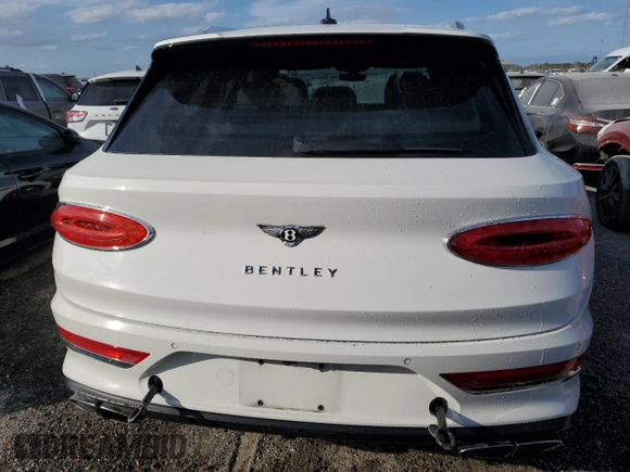 2022 Bentley Bentayga V8 z VIN SJAAM2ZV4NC011285, wystawiony jako Copart lot #75246624 z przebiegiem 33 179 mil mil oraz Nie do naprawy. Historia ofert i sprzedaży dostępna na DreamBid. Obrazek 6.