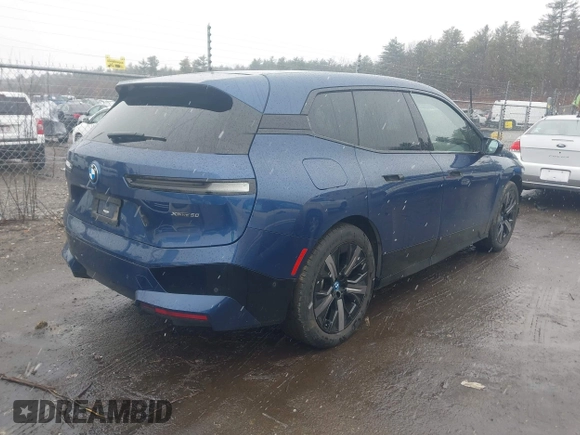 2023 BMW iX xDrive50 z VIN WB523CF08PCM23678, wystawiony jako IAAI lot #41930985 z przebiegiem 19 040 mil mil oraz . Historia ofert i sprzedaży dostępna na DreamBid. Obrazek 4.