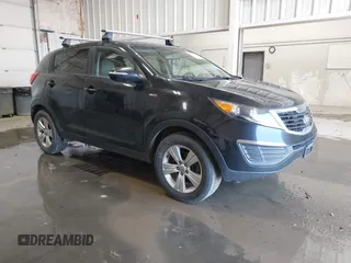 2013 Kia Sportage LX z VIN KNDPBCA28D7431693, wystawiony jako IAAI lot #42450700 z przebiegiem 152 654 mil mil oraz . Historia ofert i sprzedaży dostępna na DreamBid. Obrazek 1.