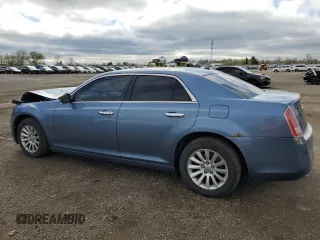 2011 Chrysler 300 z VIN 2C3CA4CG7BH611690, wystawiony jako Copart lot #55043875 z przebiegiem 122 014 mil mil oraz Czysty tytuł • Clean title. Historia ofert i sprzedaży dostępna na DreamBid. Obrazek 2.