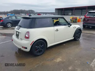 2011 MINI Hardtop z VIN WMWSU3C52BT092653, wystawiony jako IAAI lot #41788535 z przebiegiem 161 510 mil mil oraz . Historia ofert i sprzedaży dostępna na DreamBid. Obrazek 4.