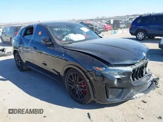 2022 Maserati Levante Modena S z VIN ZN661ZUM0NX400467, wystawiony jako IAAI lot #41294140 z przebiegiem 93 148 mil mil oraz . Historia ofert i sprzedaży dostępna na DreamBid. Obrazek 1.