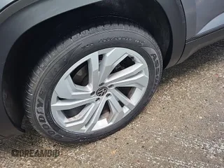 2023 Volkswagen Atlas SE z VIN 1V2HR2CA5PC526012, wystawiony jako IAAI lot #42796408 z przebiegiem 41 216 mil mil oraz . Historia ofert i sprzedaży dostępna na DreamBid. Obrazek 34.
