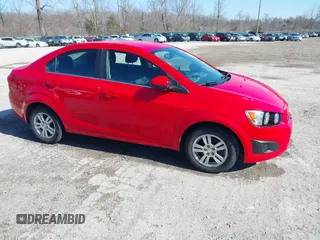 2016 Chevrolet Sonic LT z VIN 1G1JC5SH1G4179916, wystawiony jako IAAI lot #41150715 z przebiegiem 113 327 mil mil oraz . Historia ofert i sprzedaży dostępna na DreamBid. Obrazek 1.